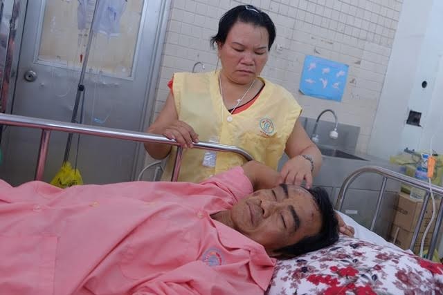 Ông Huỳnh Văn Nén đang được chăm sóc điều trị tại Bệnh viện Chợ Rẫy TPHCM sau tai nạn giao thông chiều 22/3.
