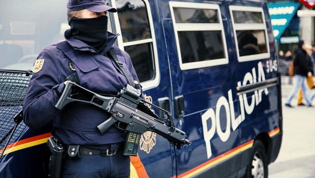 Cảnh sát Tây Ban Nha trong một vụ truy quét tội phạm ma túy. (Nguồn: cbsnews.com) 