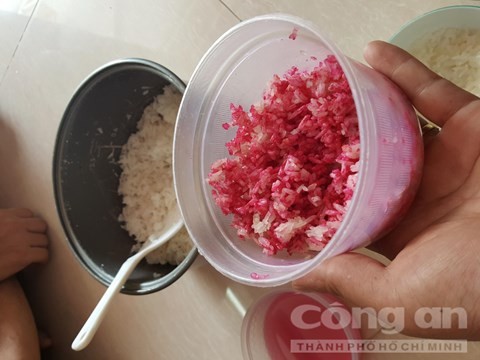 Người dân Sài Gòn hoang mang về loại gạo nấu để qua đêm chuyển màu đỏ như máu - Ảnh: Thiên Long