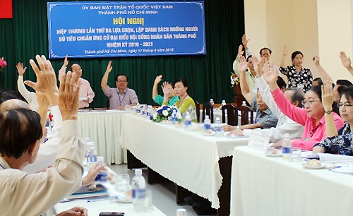 Các đại biểu biểu quyết thông qua danh sách ứng cử viên chính thức bầu đại biểu HĐND TP HCM. Ảnh: T.S