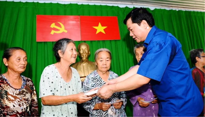 Bí thư Thành uỷ TPHCM Đinh La Thăng tặng quà cho bà con nghèo, diện chính sách ở huyện Cần Giờ