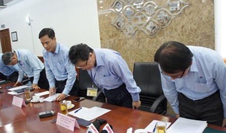 Ban lãnh đạo công ty Formosa cúi đầu xin lỗi tại buổi họp báo.