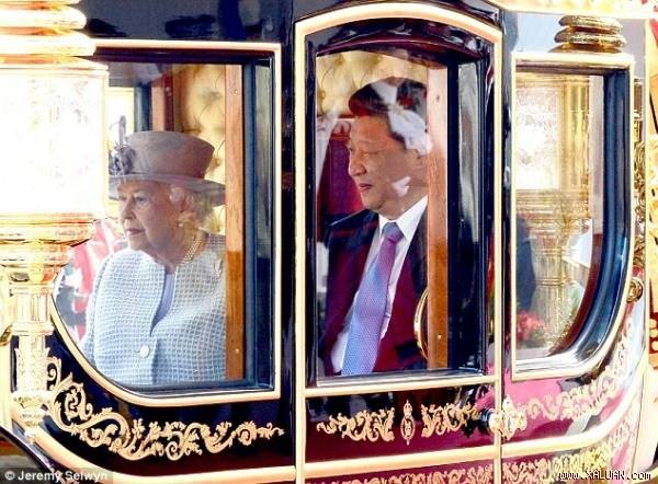 Nữ hoàng Anh Elizabeth II và Chủ tịch Trung Quốc Tập Cận Bình. (ảnh Daily Mail)