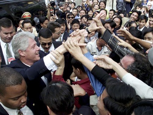 Các đặc vụ theo sát Tổng thống Mỹ Bill Clinton thời điểm 2000 khi người dân Việt Nam vây quanh ông. Ảnh: AP