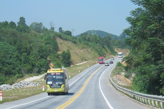 Phương tiện lưu thông trên đoạn tuyến Yên Bái-Lào Cai của đường cao tốc Nội Bài-Lào Cai. (Ảnh: Việt Hùng/Vietnam+) 