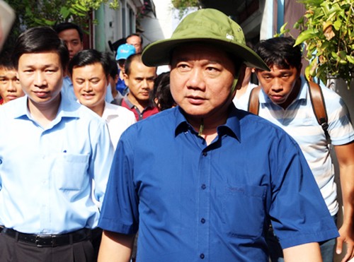 Bí thư Thành ủy TP HCM Đinh La Thăng khảo sát nhà trên kênh Đôi và vào thăm nhà dân trong các "khu ổ chuột" ở quận 8. Ảnh: Thiên Ngôn