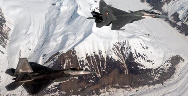 F-22 sát cánh cùng Su-30MKI tại Alaska trong cuộc tập trận Red Flag