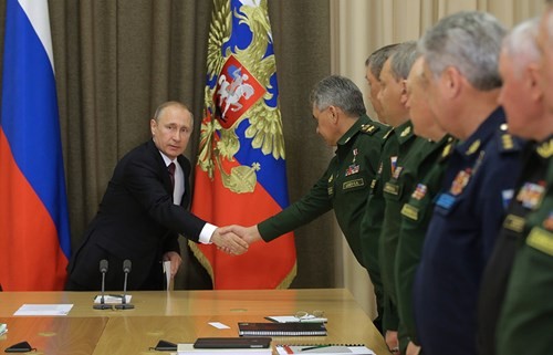 Tổng thống Nga Vladimir Putin trong một cuộc họp với các quan chức cấp cao thuộc Bộ Quốc phòng Nga.