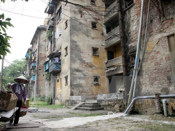 Hà Nội vẫn còn nhiều khu chung cư cũ xuống cấp. (Nguồn: TTXVN) 