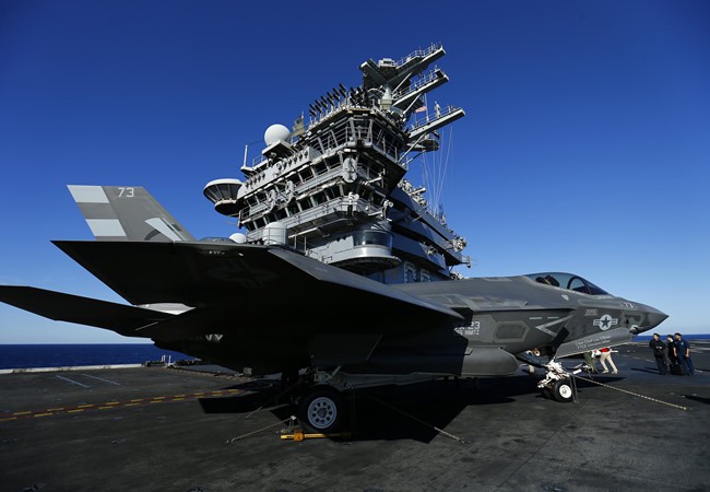 Chiến đấu cơ tàng hình F-35 phiên bản hải quân Mỹ hạ cánh trên tàu sân bay