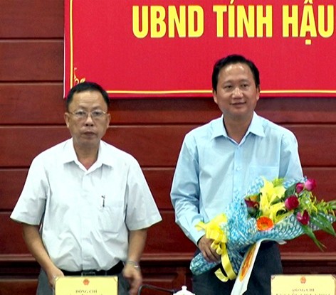 Ông Trịnh Xuân Thanh (bìa phải) nhận hoa chúc mừng được bầu làm Phó chủ tịch UBND tỉnh Hậu Giang. Ảnh: Báo Hậu Giang.