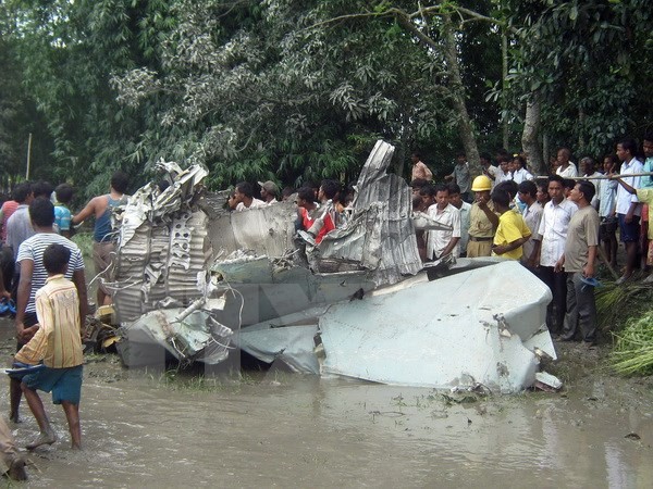 Máy bay tiêm kích MiG-27 của không quân Ấn Độ đã bị rơi xuống làng Moinagudi,cách thành phố Kolkata (Ấn Độ) tháng 7/2010. (Nguồn: AFP/TTXVN) 