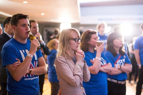 Nhiều người Anh sững sờ trước kết quả của cuộc trưng cầu dân ý về việc rời khỏi EU. Ảnh:AFP