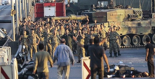 Binh sĩ đảo chính ở Thổ Nhĩ Kỳ đầu hàng cảnh sát và dân chúng