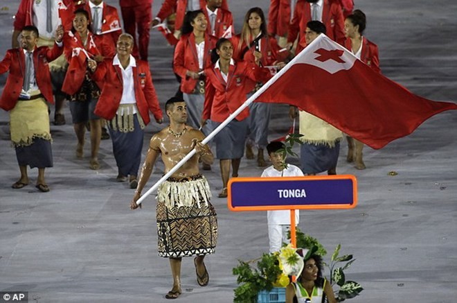 Pita Taukatofua vinh dự là người cầm cờ dẫn đầu đoàn thể thao Tonga. (Nguồn: AP) 