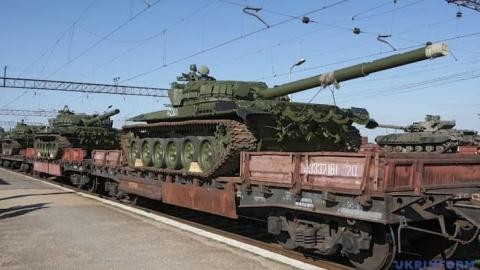 Xe tăng hạng nặng của Nga được vận chuyển bằng đường sắt xuất hiện tại miền Đông Ukraine hôm 16/8. Ảnh: Ukrinfom