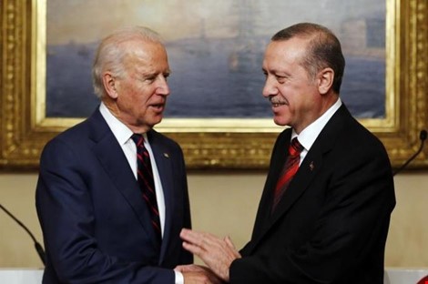 Phó Tổng thống Mỹ Joe Biden (trái) và Tổng thống Thổ Nhĩ Kỳ Erdogan tại cung điện Beylerbeyi, Istanbul, Thổ Nhĩ Kỳ năm 2014. Ảnh: Reuters