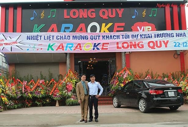 Hình ảnh ông Trường (đội trưởng ma túy Công an An Dương) được cho là chủ quán karaoke Long Quy chụp ảnh lưu niệm với khách tại buổi khai trương nay đã bị gỡ khỏi trang web. 