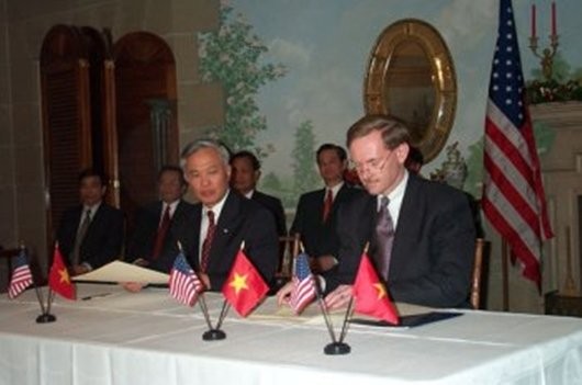 Bộ trưởng Thương mại Vũ Khoan (trái) trao đổi thư chấp thuận với Đại diện Thương mại Robert Zoellick tại Washington D.C. Ảnh: US Embassy 