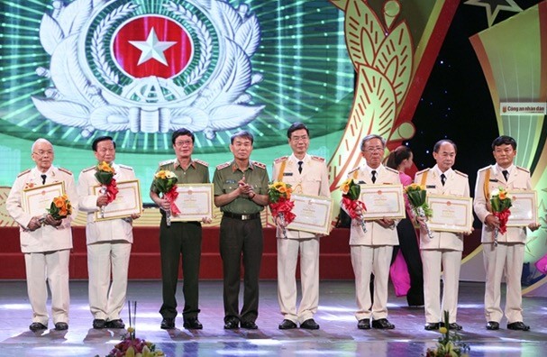 (Trung tướng Trần Bá Thiều – Tổng cục trưởng Tổng cục Chính trị CAND trao Bằng khen của Bộ Công an cho các nhà báo có thành tích xuất sắc. Ảnh: cand.com.vn)