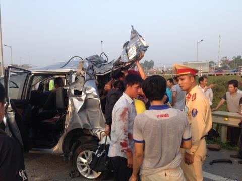 Vụ tai nạn nghiêm trọng khiến 4 người chết, 6 người bị thương giữa xe Innova và xe đầu kéo trên cao tốc Hà Nội - Thái Nguyên