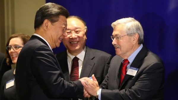 Thống đốc Branstad gặp Chủ tịch Trung Quốc Tập Cận Bình tại một diễn đàn dành cho các thống đốc Mỹ và Trung Quốc hồi năm 2015. Ảnh: BBC