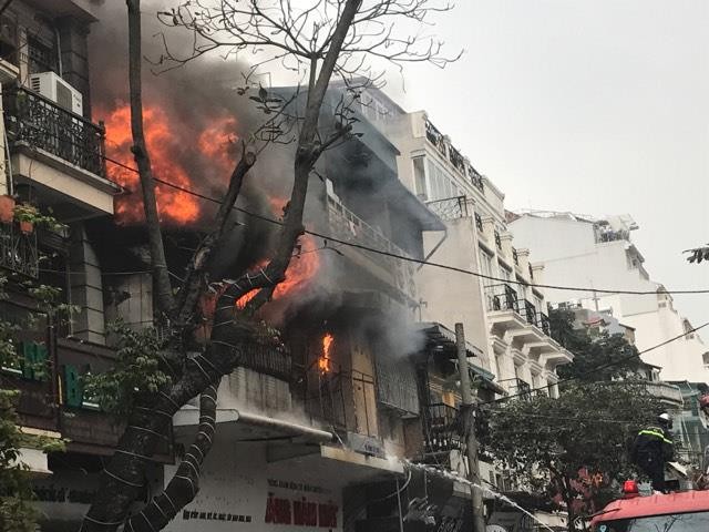 CLIP dập đám cháy lớn nhà phố cổ Hà Nội