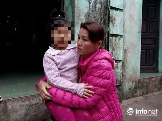 Chị Vương Thị Lan cùng cháu B.Y - bé gái bị nhốt trong nhà vệ sinh.