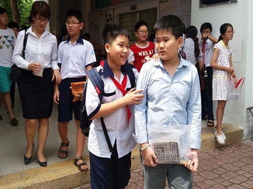 Các HS trong kỳ thi tuyển sinh lớp 10 năm 2016 tại hội đồng thi trường THPT Phú Nhuận