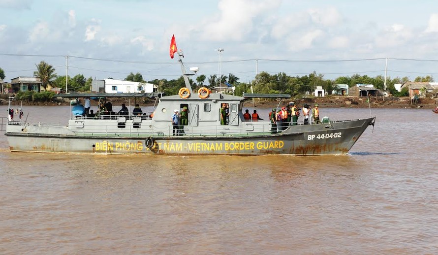 Tàu tuần tra Biên phòng tham gia tìm kiếm khu vực cửa biển Gành Hào