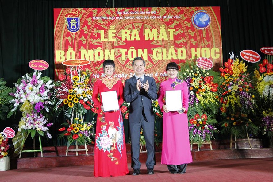 PGS.TS Trần Thị Kim Oanh (bên trái ảnh) nhận quyết định bổ nhiệm