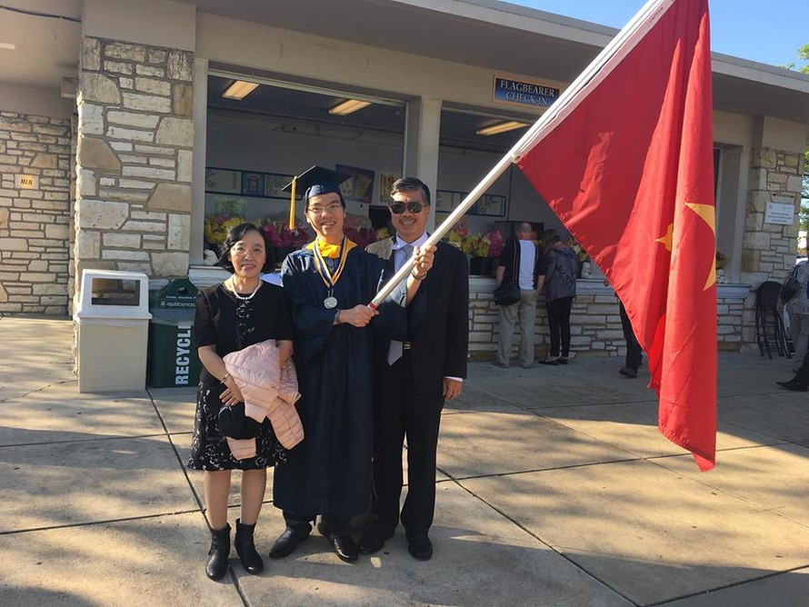 Kỳ thủ Lê Quang Liêm tốt nghiệp xuất sắc đại học Mỹ