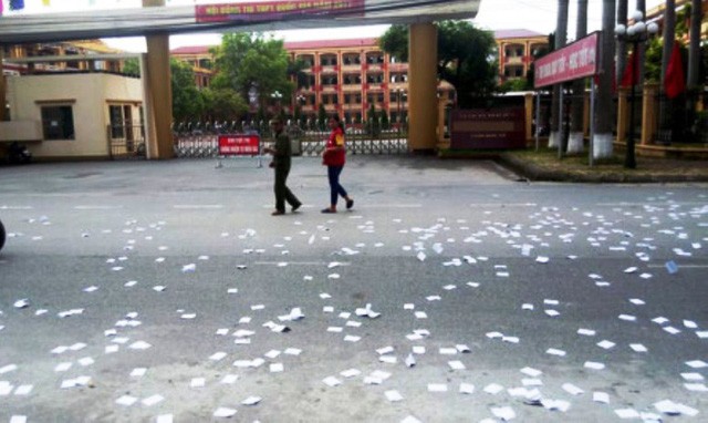 Hình ảnh phao thi rải trước cổng trường THPT Nguyễn Trãi 