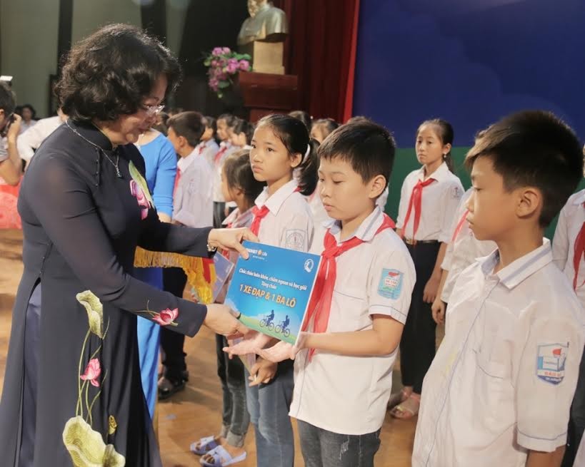 Phó Chủ tịch nước trao tặng học bổng cho trẻ em hiếu học tại Hưng Yên