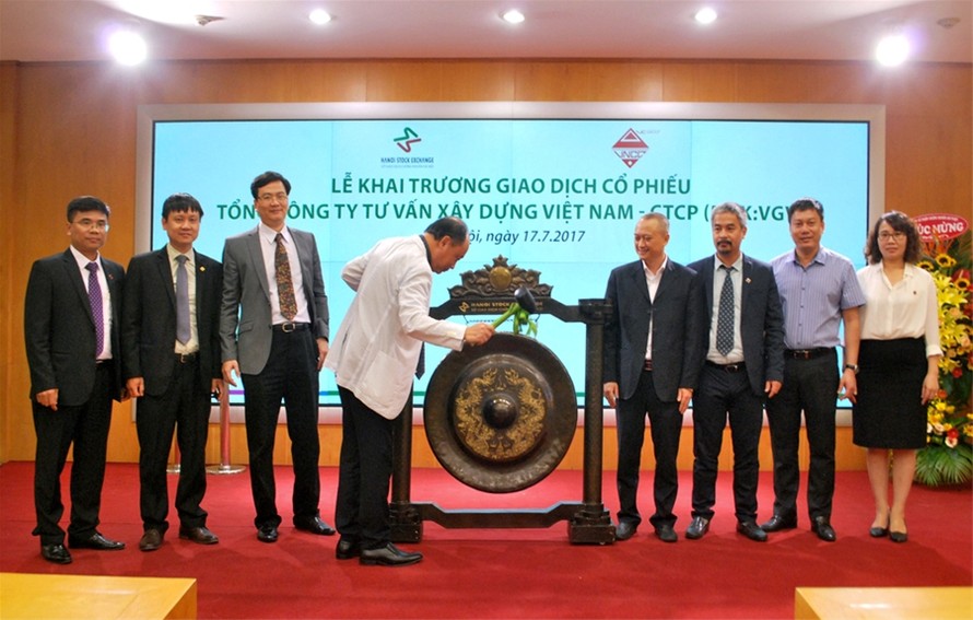 Ông Thân Hồng Linh, Chủ tịch HĐQT Tổng Công ty VNCC đã thực hiện nghi thức đánh cồng chính thức khai trương phiên giao dịch cổ phiếu đầu tiên trên sàn UPCoM. Ảnh: Vncc. 