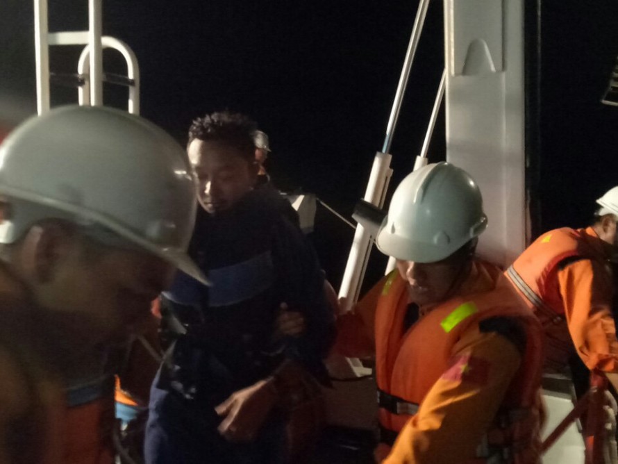 Cứu thuyền viên Malaysia gặp nạn trên biển