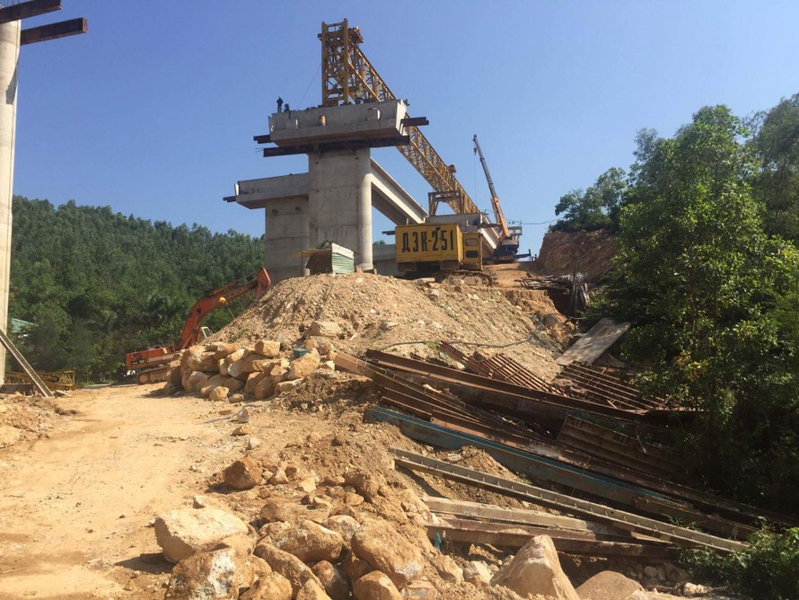 Hiện trường sự cố sập dầm cầu đường cao tốc Hạ Long - Vân Đồn.