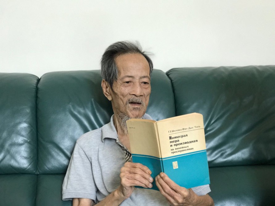 Thầy Phan Đức Chính với cuốn sách xuất bản tại Liên Xô từ năm 1967 