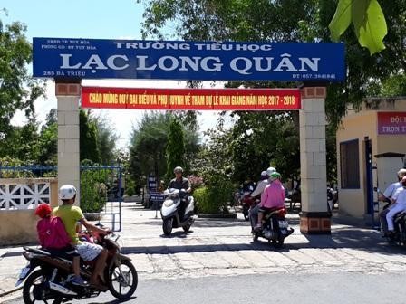 Trường tiểu học Lạc Long Quân (Tuy Hòa, Phú Yên) đang cấm trò nam mặc quần soóc (ảnh: H.P) 