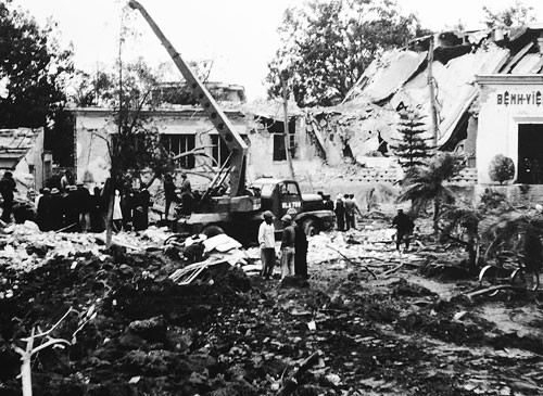 Bệnh viện Bạch Mai bị ném bom trong đợt không kích tháng 12/1972. Ảnh: Giang Huy chụp lại từ triển lãm. 