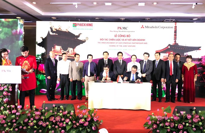 Đại diện 2 đơn vị Mitshubishi Corporation và Phuc Khang Corporation thực hiện nghi thức ký kết liên doanh 