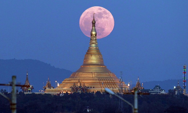 Siêu trăng xuất hiện ở Naypyitaw, Myanmar vào ngày 3/12. Ảnh:AP