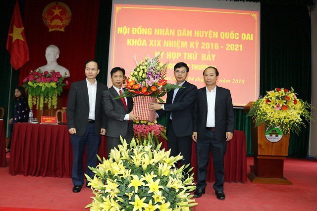 Ông Phùng Văn Dũng (thứ 2 từ trái qua) được bầu làm Chủ tịch HĐND huyện Quốc Oai nhiệm kỳ 2016-2021. 