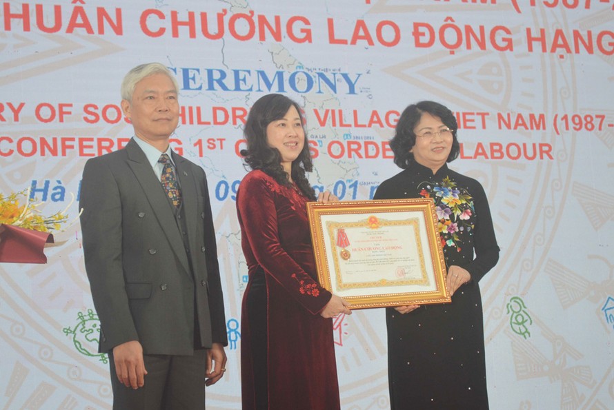 Phó Chủ tịch nước Đặng Thị Ngọc Thịnh (bìa phải) trao Huân chương Lao động hạng Nhất cho Làng Trẻ em SOS Việt Nam 