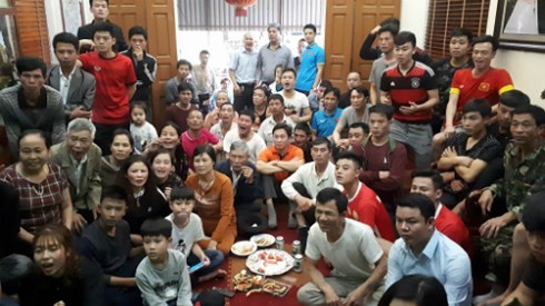 Người thân và hàng xóm theo dõi trận đấu ở nhà tuyển thủ Quang Hải. 