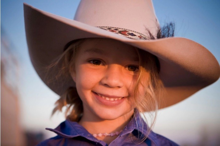 Amy Jayne Everett năm 6 tuổi là một gương mặt quen thuộc với người dân Úc qua những hình ảnh quảng cáo thương hiệu mũ Akubra 