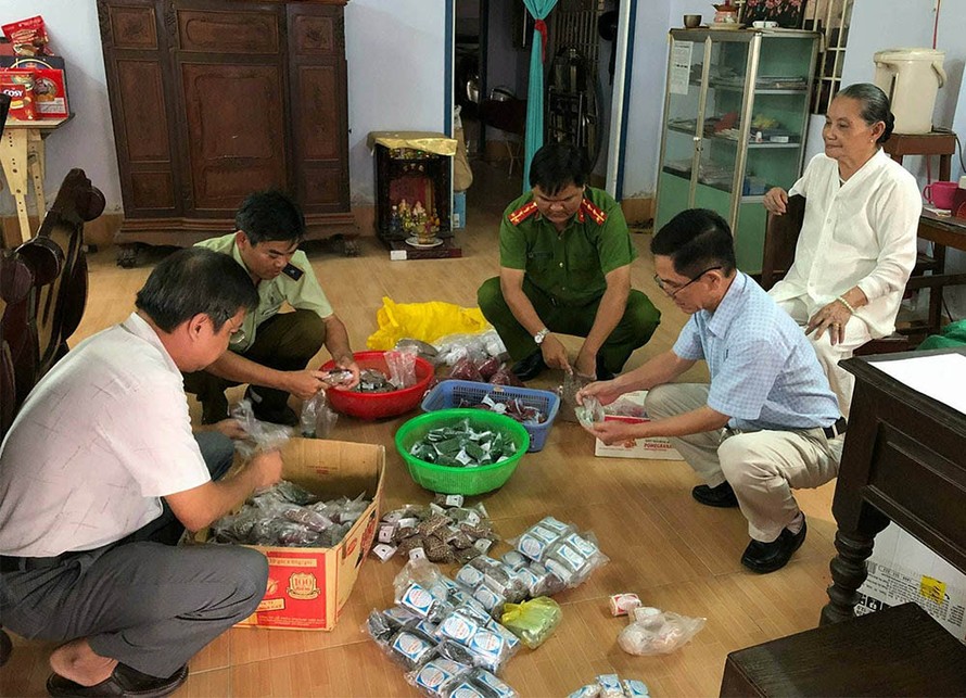 Lực lượng chức năng tịch thu 114.000 viên thuốc đông dược thành phẩm không rõ nguồn gốc tại nhà bà Xuyến.