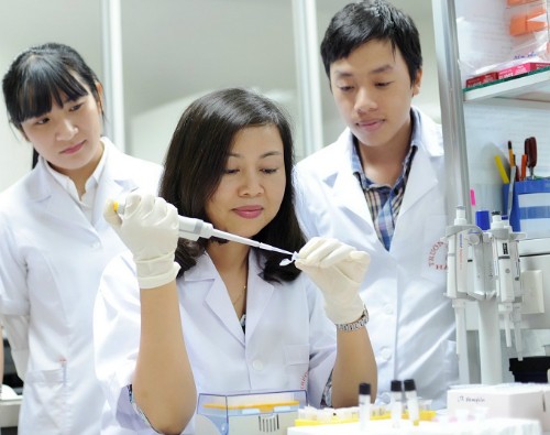 Chị Trần Vân Khánh là người Việt Nam đầu tiên triển khai thành công quy trình điều trị gen cho bệnh loạn dưỡng cơ Duchenne ở mức độ tế bào. Ảnh: NVCC 