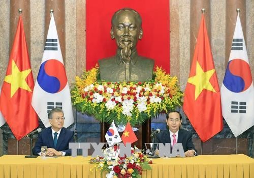 Chủ tịch nước Trần Đại Quang và Tổng thống Hàn Quốc Moon Jae-in gặp gỡ phóng viên báo chí sau khi kết thúc hội đàm. Ảnh: Nhan Sáng/TTXVN 