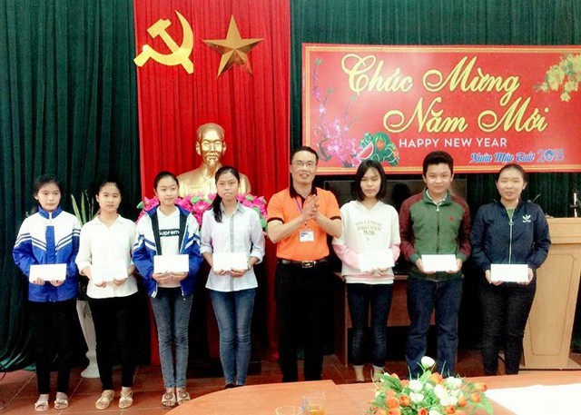 Thầy Nguyễn Vương Linh tặng quà cho học sinh đạt thành tích cao trong học tập (ảnh FBNV) 